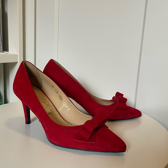Gorgeous Red Suede Low Heel - Picture 2 of 5